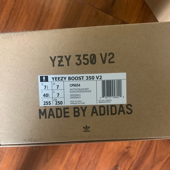 BNIB Yeezy 350 V2 - Picture 8 of 8